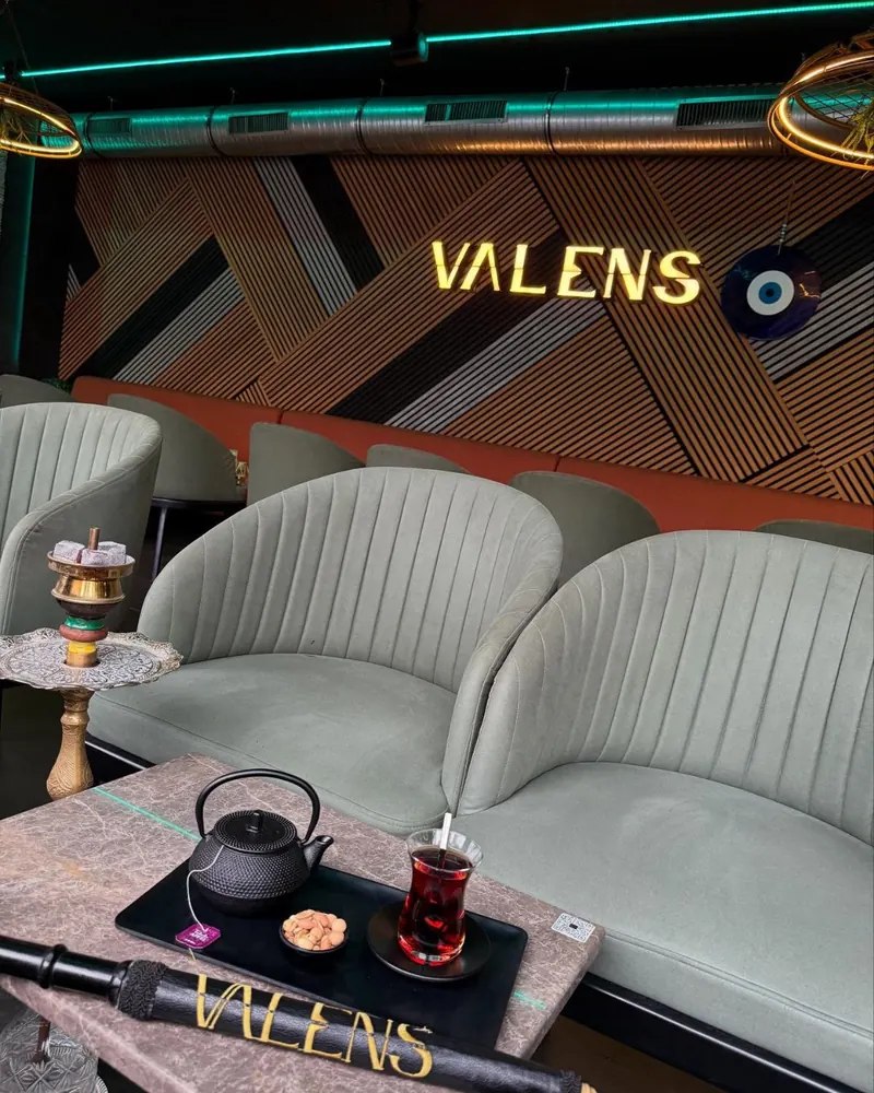 Shisha mit Tee-Set auf dem Tisch