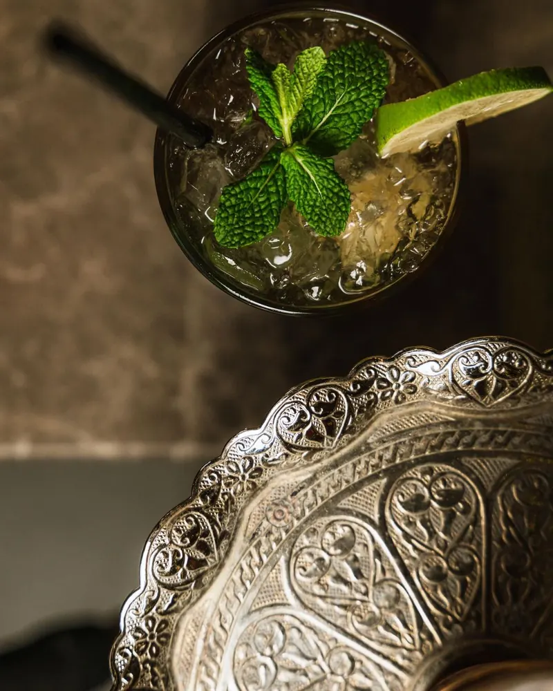 Mocktail mit Minze und Limette auf orientalischem Tablett